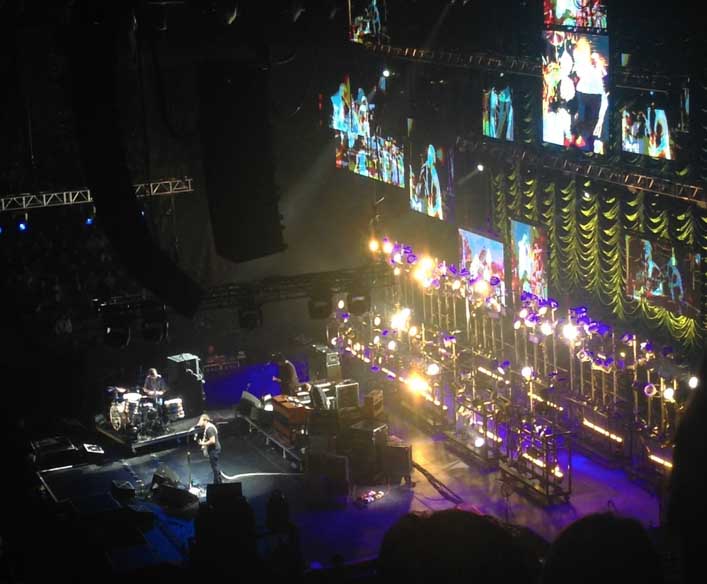 With more than a dozen monitors behind them, the Black Keys utilized images and lights to compliment a straightforward performance Sunday at the American Airlines Center.