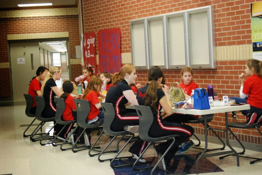 The Mini Majestics sit down for lunch at 12:00 p.m. for a break before showing off their routines.
