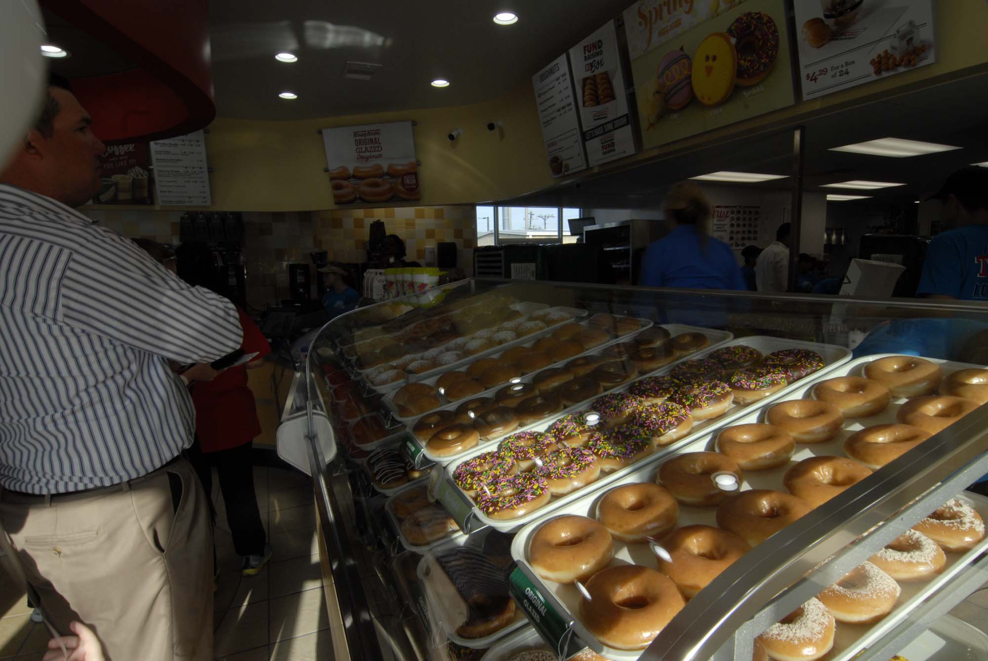 With a wide variety of doughnuts and an avid fan base, Krispy Kreme opened its Allen location to a line of waiting customers.