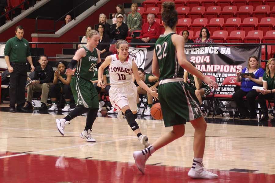 Kaylee+Rekieta+dribbles+the+ball+across+the+court+in+a+game+against+the+Prosper+Eagles.