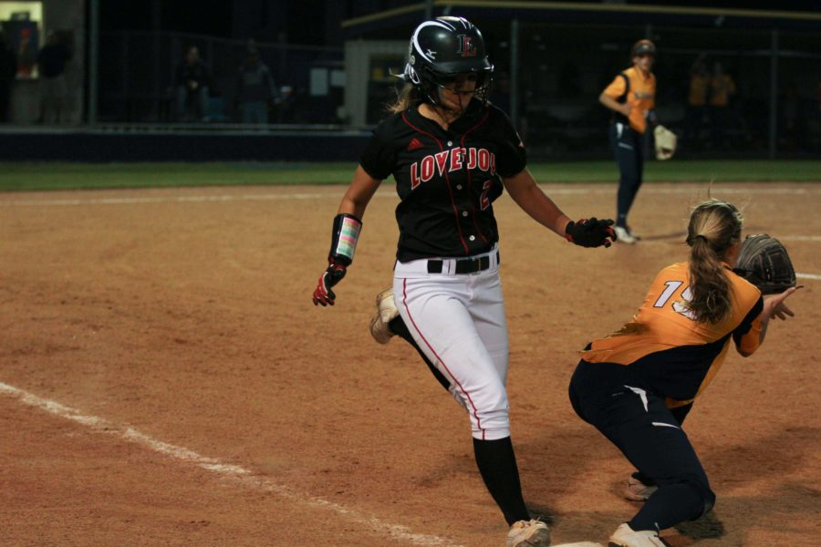 Junior+Mallory+Lusby+beats+the+ball+to+first+base%2C+taking+her+base+in+the+top+of+the+4th+inning.