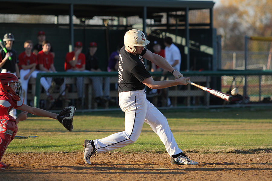 A+freak+accident+on+a+golf+course+this+summer+led+to+emergency+eye+surgery+for+2016+graduate+Jacob+Parrott%2C+who+hopes+to+recover+in+time+to+play+baseball+for+Oregon+this+spring.