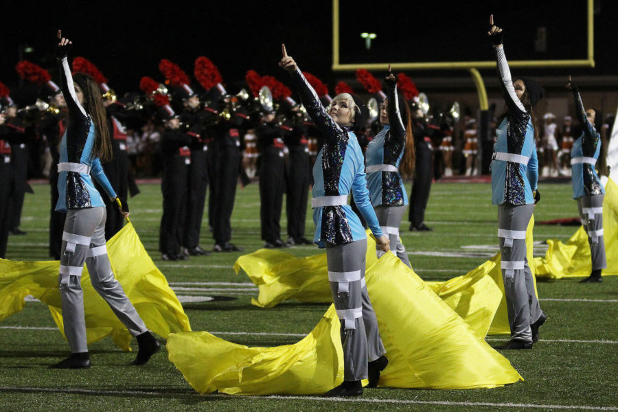 Color+guard+adds+visual+attribute+to+marching+band