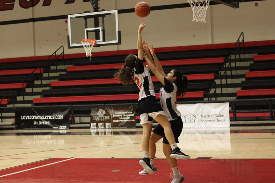 Girls+basketball+practices+in+the+gym+in+preparation+for+the+upcoming+matchup.