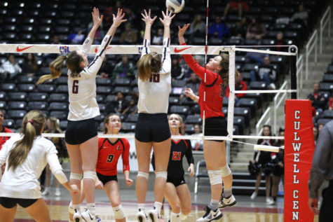 Photo Gallery: Volleyball wins state semifinals