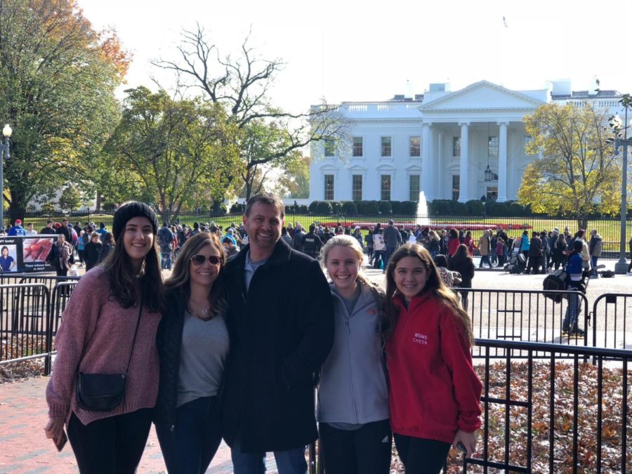Spanish+exchange+student+%0AIsabel+Martinez+Martin%0A+takes+a+photo+with+her+host+family+in+Washington+DC.