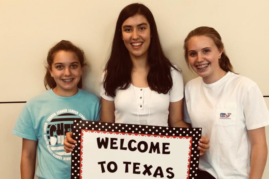 Maddi+and+Katelyn+Rumsey+welcome+exchange+student+Isabel+Martinez+at+DFW+airport+when+Martinez+first+arrived.+