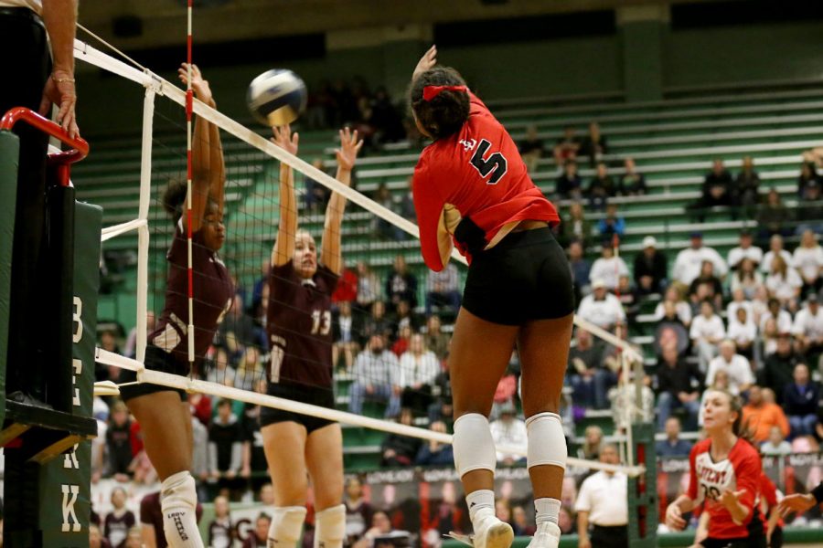 Junior+Cecily+Bramschreiber+hits+the+ball+past+the+front+line+of+Red+Oak.+Bramschreiber+is+a+TCU+volleyball+commit.+