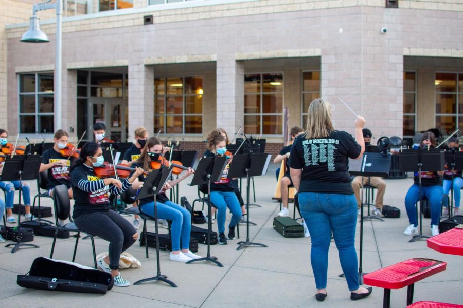 Orchestra+performed+an+outdoor+concert+for+their+families+to+showcase+what+they+worked+on+this+semester.+They+are+led+by+orchestra+directors+Jennifer+Vanhook+and+Mary+Winkler.+