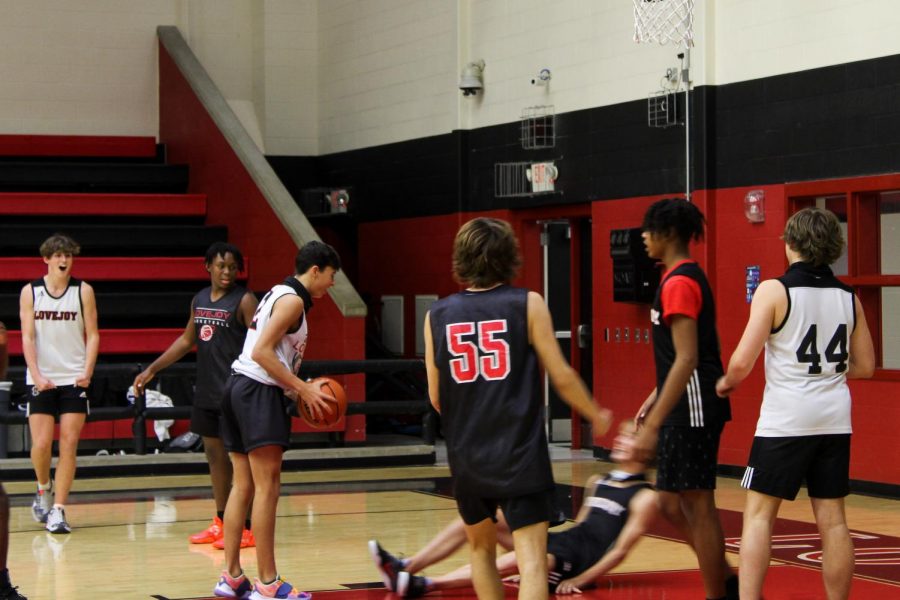 Boys basketball prepares for season of improvement