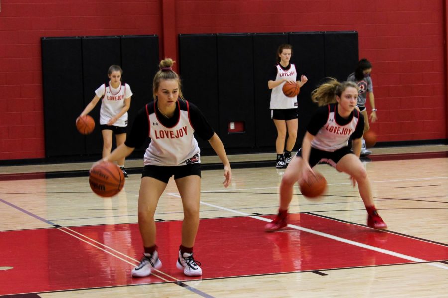 Girls basketball adapts for COVID-19, smaller team