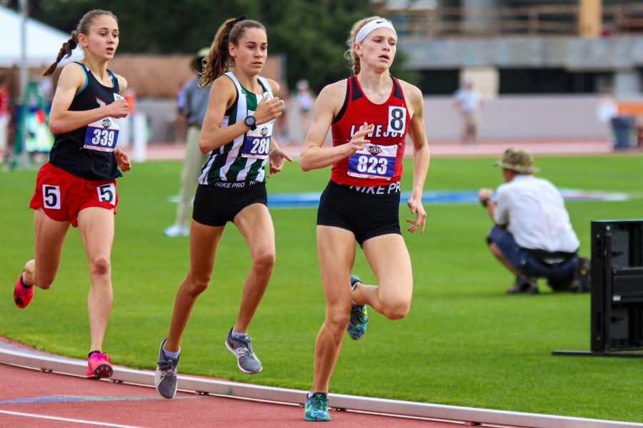 Freshman+runner+Kailey+Littlefield+begins+her+second+and+final+lap+in+the+800+meter+race.+Littlefield+came+in+with+the+third+best+seed+time+but+went+on+to+win.%0A