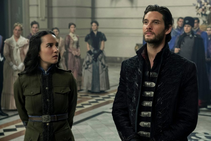 SHADOW AND BONE (L to R) JESSIE MEI LI as ALINA STARKOV and BEN BARNES as THE DARKLING / GENERAL KIRIGAN in SHADOW AND BONE Cr. DAVID APPLEBY/NETFLIX © 2021