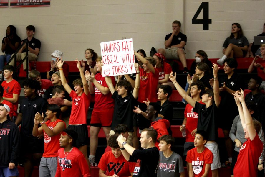 Sophomore Wes Hightower holds up a sign while the rest of the sophomores cheer on the team. Hightower is a part of a capella choir.
