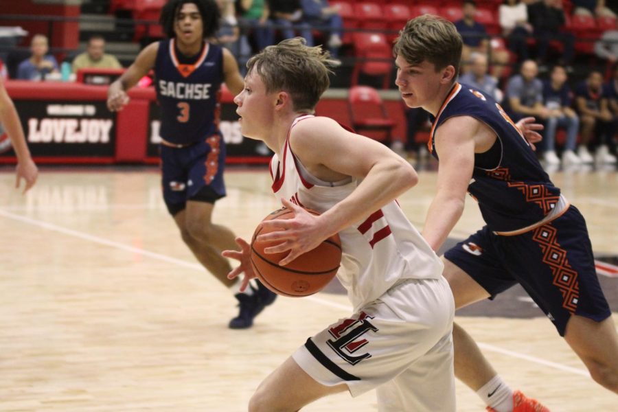 Junior point guard no. 15 Kyle Sheehan hustles down the court to keep the ball away from Sachse. The teams next game will be played against the Texas Alliance of Christian Athletes on December 2.