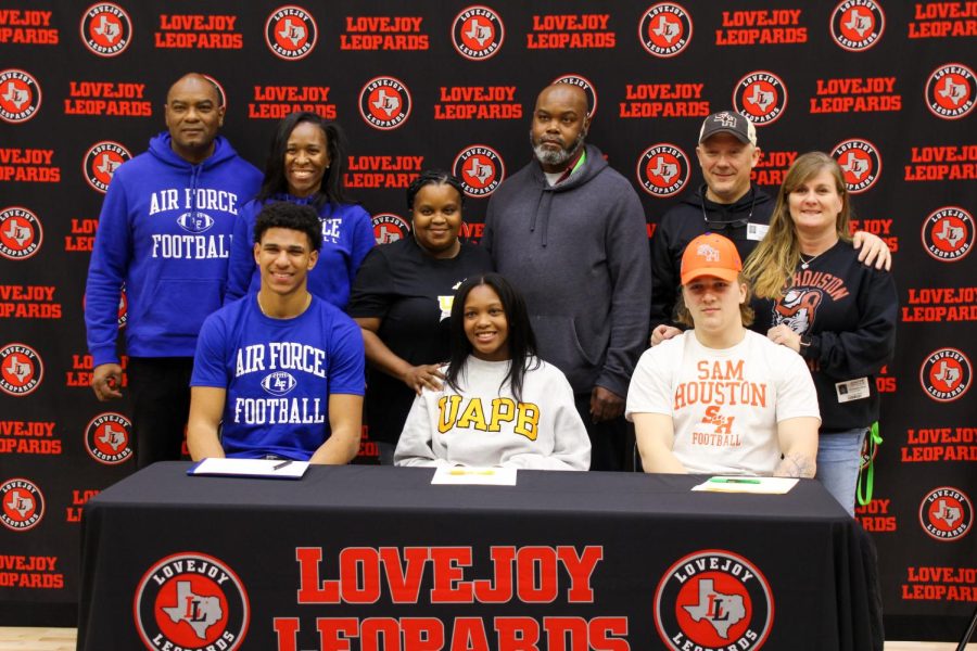 Seniors Omari Murdock, Amiya Callicutt, and Philip Joest take a photo with their parents after signing to their respective colleges. The three were recognized on the morning of the second. 