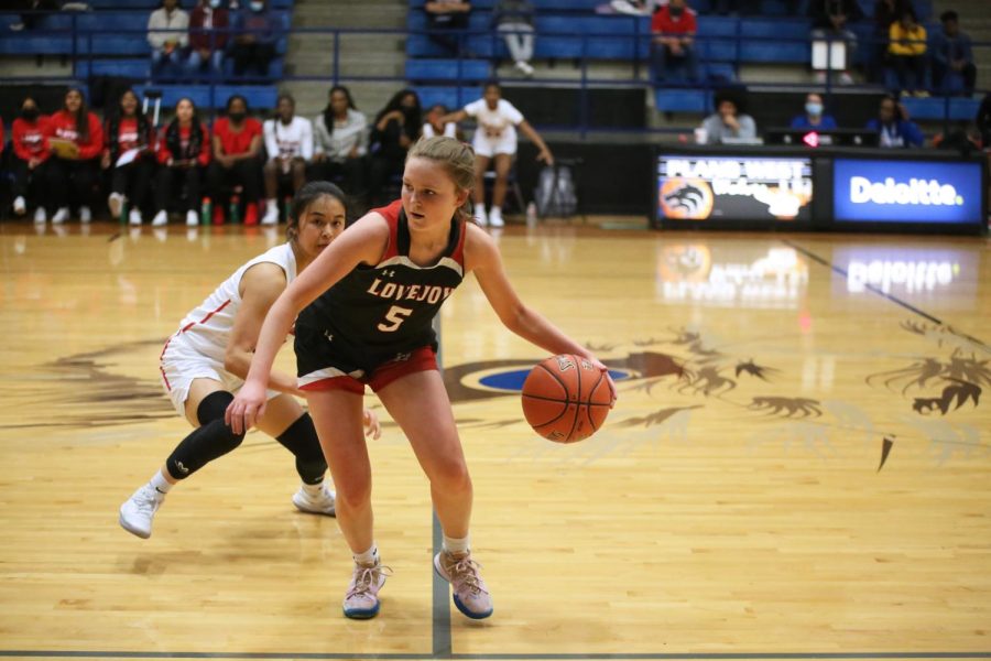 Sophomore point guard no. 5 Brinley Ludlow looks to pass to a teammate. Ludlow scored two points on Monday’s game.
 