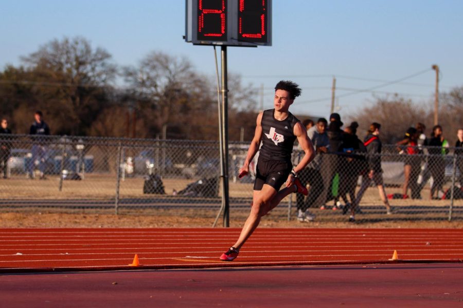 Sophomore sprinter Avery Fuller runs in the 4x200 meter race. The group ran in in 1:39.09.