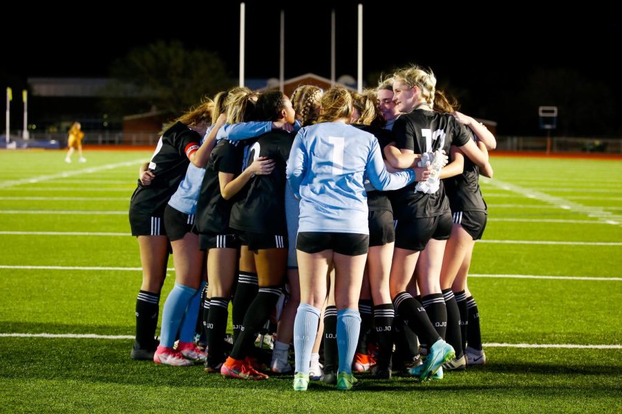 The+girls+soccer+team+hugs+it+out+after+second+round+loss.+The+team+was+defeated+by+the+White+Longhorns+1-0.