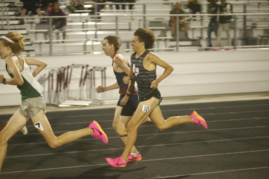 Sophomore Jack Thompson runs the boys varsity 1600 meter run. Thompson ran a time of 4:47.34.