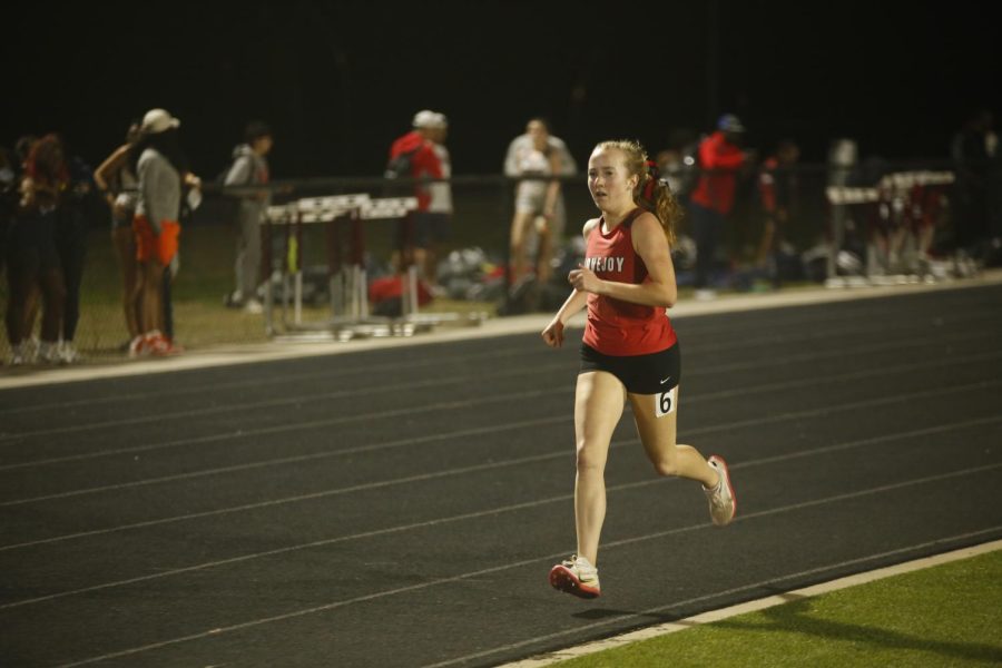 Sophomore Campbell Lester rounds the final turn of the girls Varsity 1600 meter race. Lester ran a time of 5:42.03.