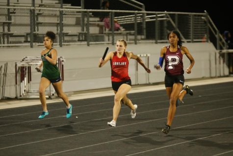 Junior Cambry Patrick runs the last 100m of her leg of the 4x4. The relay was made up of junior Cambry Patrick, senior Amy Morefield, senior Leila Ngapout, and junior Lauren Dolberry.