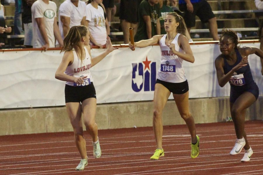 Junior Lauren Dolberry hands off to sophomore Mia Reaugh. The 4x400 team ran 3:47.89.