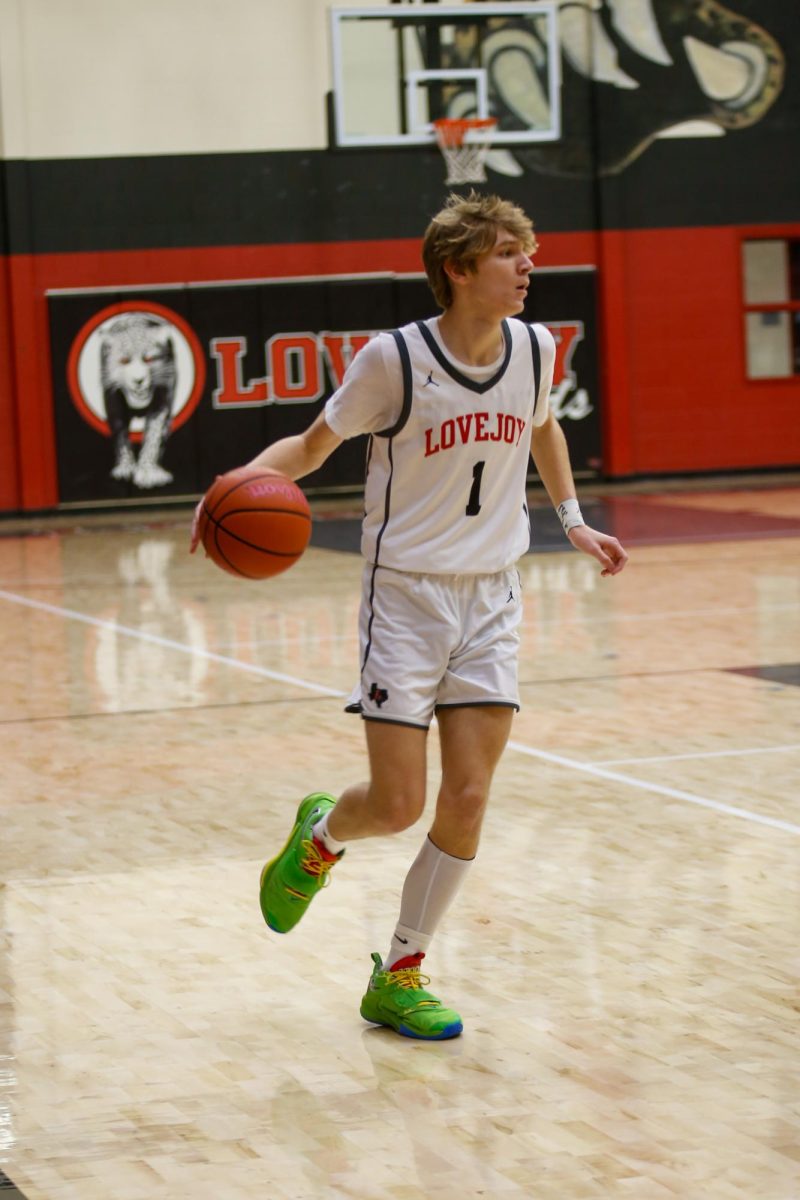 Junior point guard no. 1 Tate Ziemkiewicz dribbles the ball. Lovejoy is battling for a spot in the playoffs.